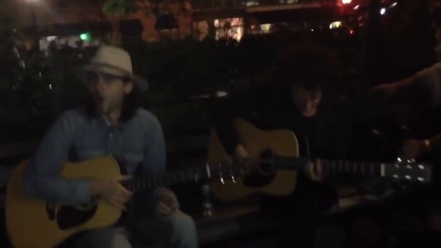 Джаред Лето спел вместе с фанатами " Up in the Air" на улице смотреть онлайн