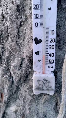 Как мы зимой ночевали на улице в шалаше на -40 смотреть онлайн