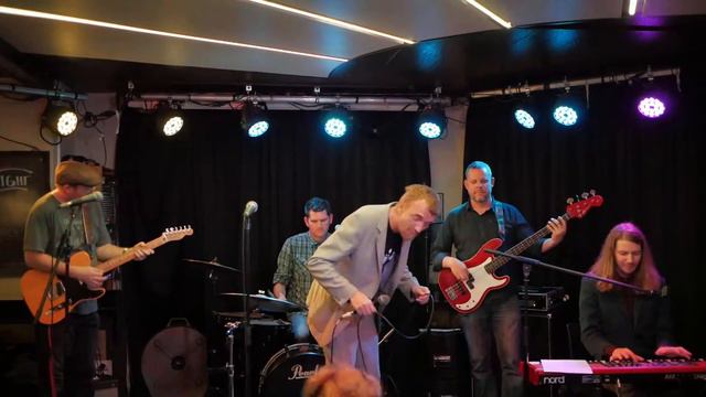 Bill Longo and The Rytham Tragics, perform Straycat Strut, at the Republic Bar, Hobart, 9.5.2017 смотреть онлайн