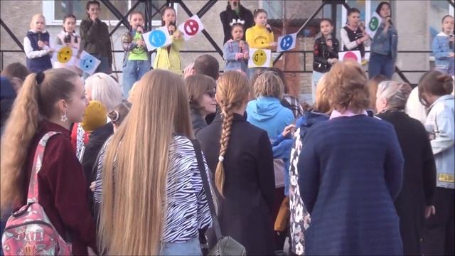 Фонтанирующий первомай в Троицке. Видео: Олег Сойнов. 1 мая 2022 г. смотреть онлайн