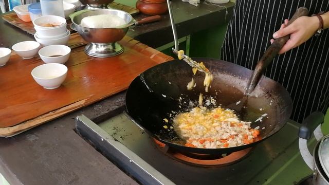 Видео инструкция по приготовлению Као Пад Кай, или жареный рис с курицей по-тайски смотреть онлайн