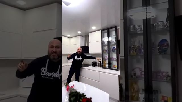 Кухни на заказ. Стеклянные фасады смотреть онлайн