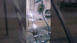 Цветы в ковке...каллы#кованаярешётка#кованыекаллы