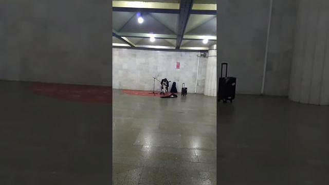 Талант играет на балалайке в метро смотреть онлайн