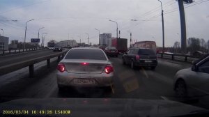 Троллейбус обгоняет троллейбус! КАК???