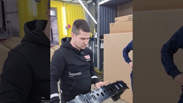 Неоригинальный усилитель бампера от Ford Focus ST, показываю, насколько он ненадежный. смотреть онлайн