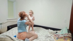 3 минуты бесимся дома с дочкой на диване (перед сном)