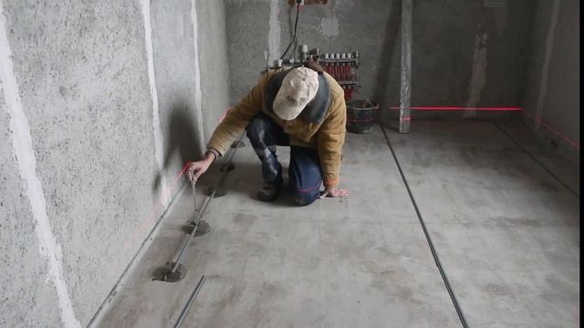 СТЯЖКА ПОЛА ПО МАЯКАМ СВОИМИ РУКАМИ. КАК БЫСТРО И НЕДОРОГО СДЕЛАТЬ ЗАЛИВКУ ПОЛОВ. смотреть онлайн