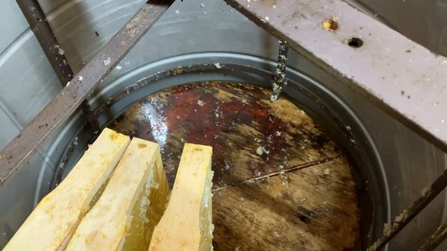 Откачиваем мёд с 6-ти рамочников, как устроена радиальная медогонка смотреть онлайн