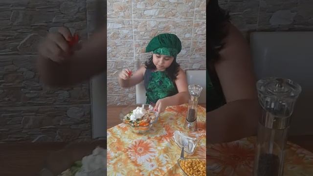 Салат с кукурузой и куриной грудкой? смотреть онлайн