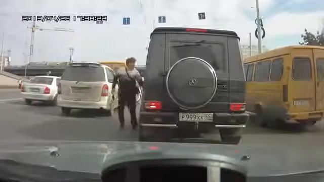 Хамы на дорогах. У метро в г. Омске!!! смотреть онлайн