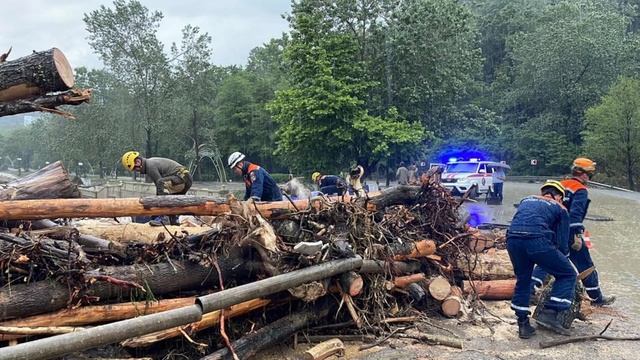 ШОК!!! В Сочи река Мацеста вышла из берегов из-за ливней! смотреть онлайн