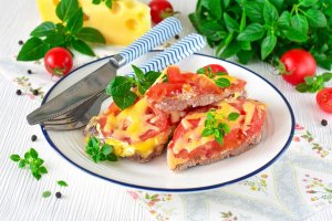 КАК ПРИГОТОВИТЬ ГОВЯДИНУ С ПОМИДОРАМИ И СЫРОМ В ДУХОВКЕ