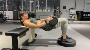 Подъем таза одной ногой с гантелью