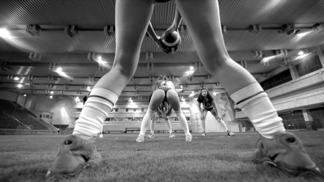 Девочки играют в американский футбол в кроссовках Sneakerhead.ru