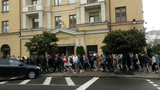 Студенты идут по ул. Маркса в Минске - 01.09.2020 смотреть онлайн
