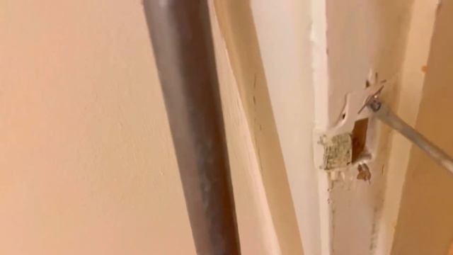 Как удалить старый замок с ржавыми гвоздями. Очень простой способ! смотреть онлайн