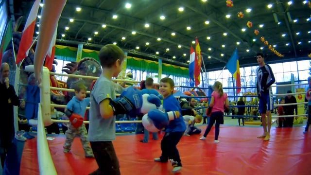 Дети вышли на боксёрский ринг впервые смотреть онлайн