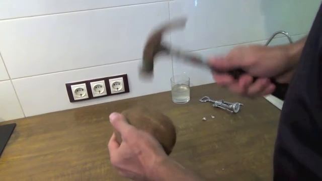 Как очистить кокосовый орех