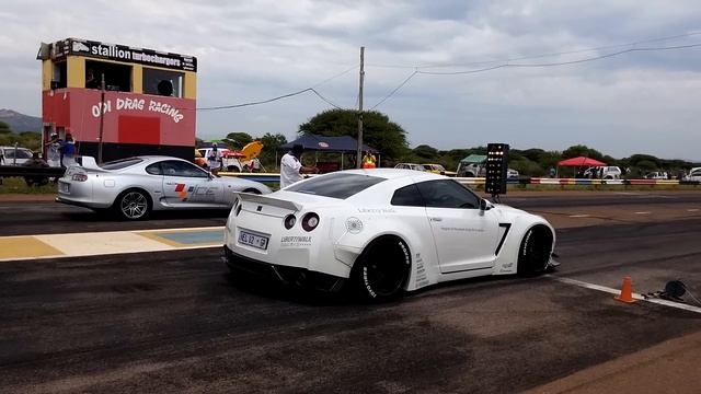 Toyota Supra vs. Nissan GTR R35 Liberty Walk смотреть онлайн