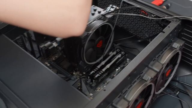 Девушки собирают компьютер HYPERPC EPIX впервые. Железные Бега #2 смотреть онлайн