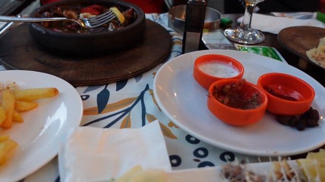 Турция ЕДА❗Где вкусно поесть в Алании Кафе у пляжа Клеопатры Здесь вкусно и недорого❗Вокруг Светы смотреть онлайн