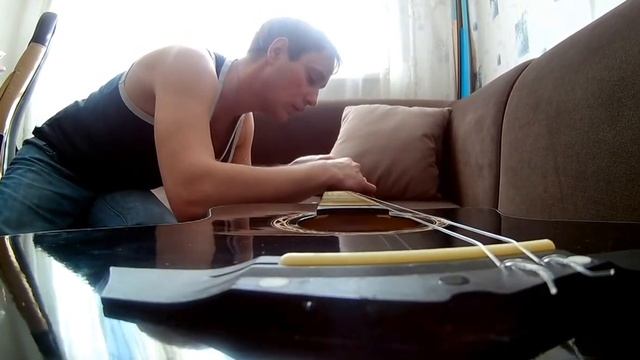 Как менять нейлоновые струны на гитаре. смотреть онлайн