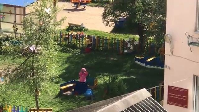 Смоленские дети кувыркаются вниз головой с машинки