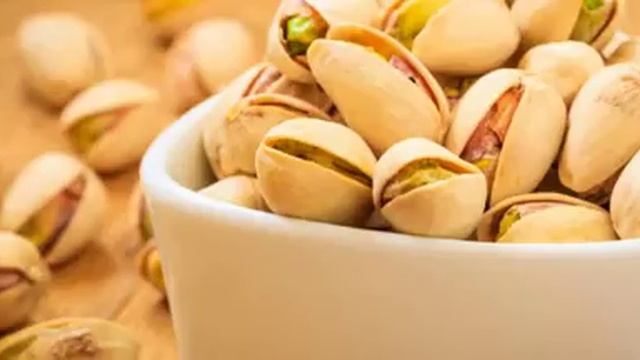 ПОЧЕМУ ВЫ ДОЛЖНЫ НАЧАТЬ ЕСТЬ ФИСТАШКИ?