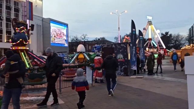 Краснодар. Новогодняя площадь. Аттракционы и дом деда мороза смотреть онлайн