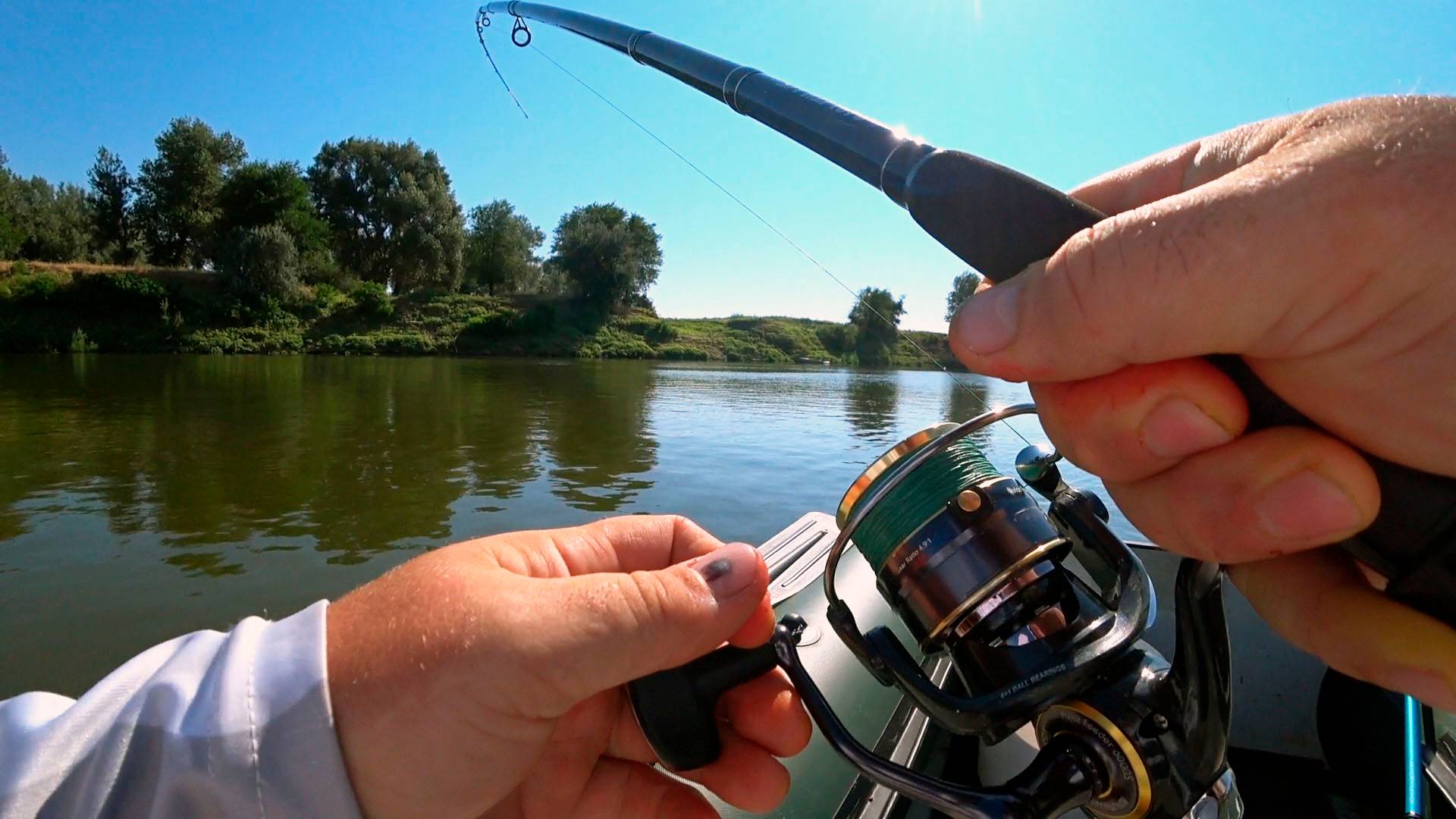 ПОЙМАЛ КРУПНОГО САЗАНА С ЛОДКИ НА ФИДЕР! РЫБАЛКА С НОЧЕВКОЙ В АСТРАХАНИ!