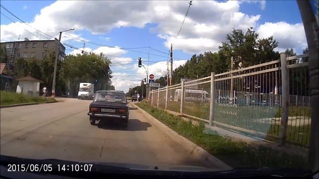 Мальчик перебегает дорогу на красный свет светофора смотреть онлайн