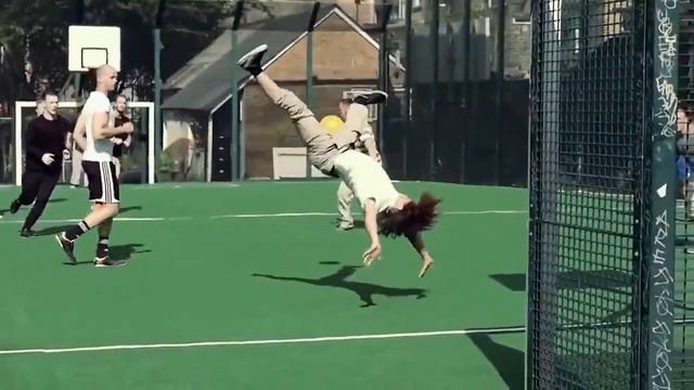 Фрираннеры играют в футбол (Freerunners playing football) смотреть онлайн