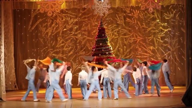 Выступление детского коллектива на новогоднем празднике в ДК БАЗ смотреть онлайн
