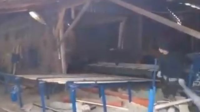 Линия переработки тонкомера #мультиторцовка #производствостанков #линияраспиловки #чук смотреть онлайн