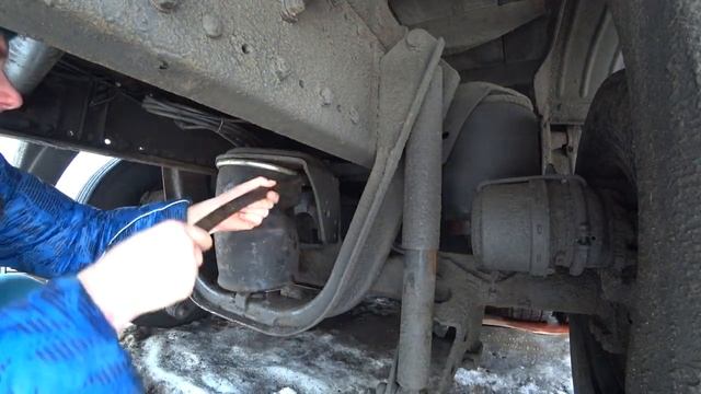 Взорвалась подушка на MANе ! Камера SONY помогает в ремонте ) смотреть онлайн