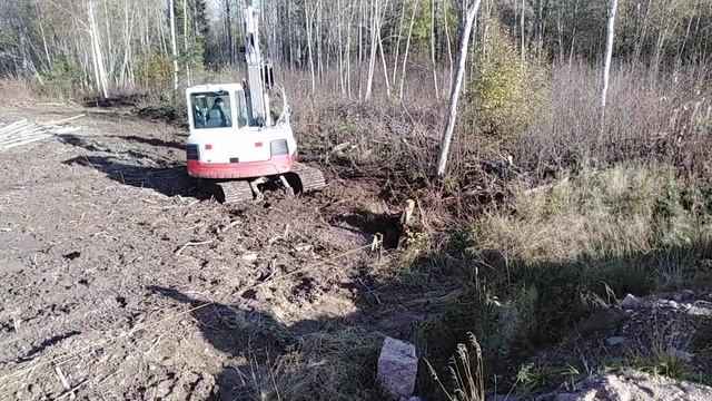 Работа мини экскаватора. Ковш с обратным захватом. смотреть онлайн