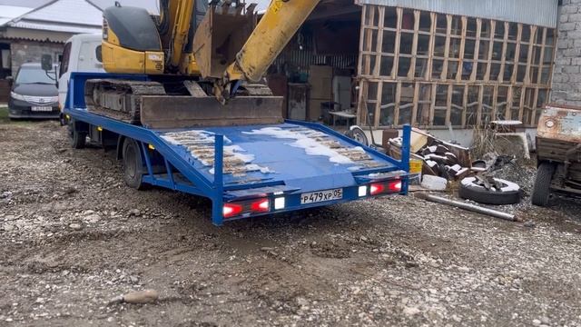 Эвакуатор Hyundai 72 тащит без  проблем экскаватор komatsu 58-й 