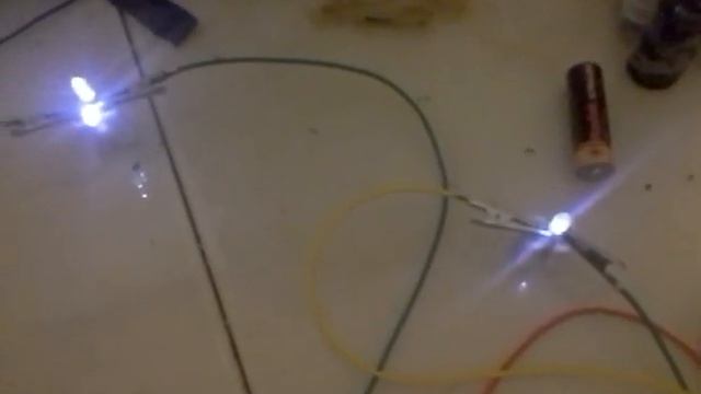 Свет и заряд аккумулятора из пальчиковой батарейки 1,2 вольта. Бесплатное освещение в палатке. смотреть онлайн