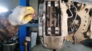 Porsche Cayenne V8 4.5L замена передних тормозных колодок и тормозных дисков