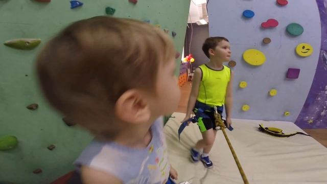 Детское Скалолазание в Челябинске, скалодром ХочуЛазать, тренировка у Эльвины смотреть онлайн