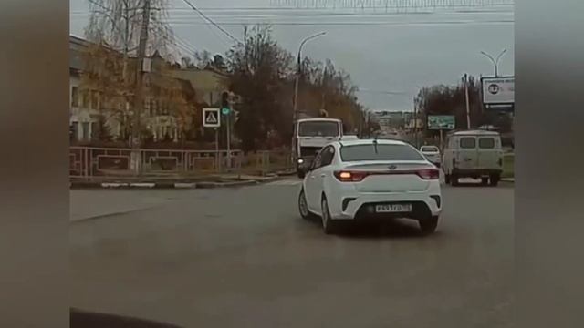 Водитель такси едва не попал под колёса грузовика смотреть онлайн