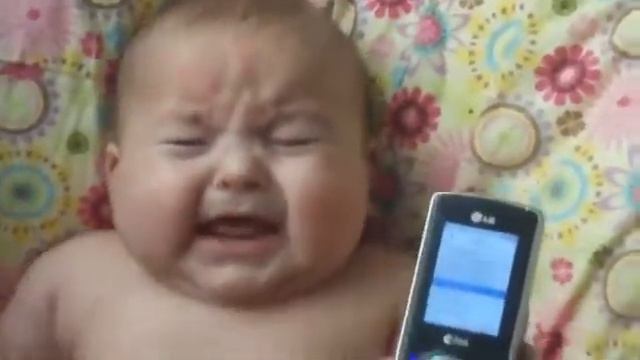 Прикольное видео - малыш испугался смотреть онлайн