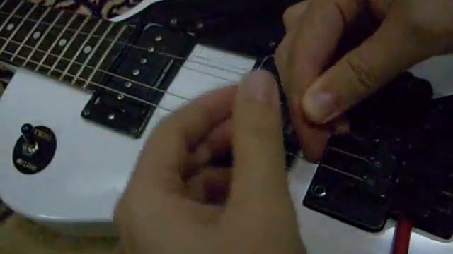 Changing string on a Floyd Rose guitar смотреть онлайн