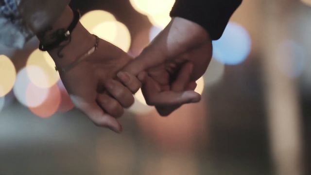 Она обняла незнакомца на улице и сказала: «Веди себя так, как будто ты меня знаешь, меня преследуют смотреть онлайн