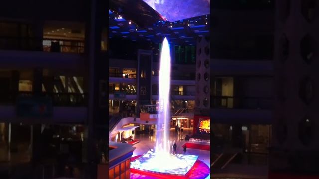 Огромный Фонтан под музыку (Fountain Complexe Desjardins Montreal) смотреть онлайн