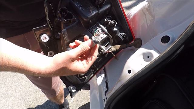 How to Remove & Replace a Suzuki Swift Rear Light Bulb Cluster Tutorial (Maruti) смотреть онлайн