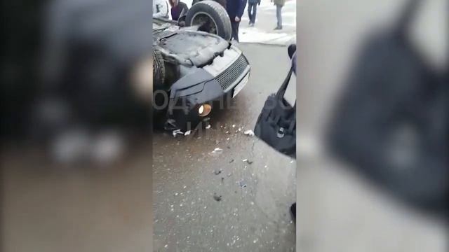 Внедорожник прыгнул с 3 этажа паркинга торгового центра смотреть онлайн