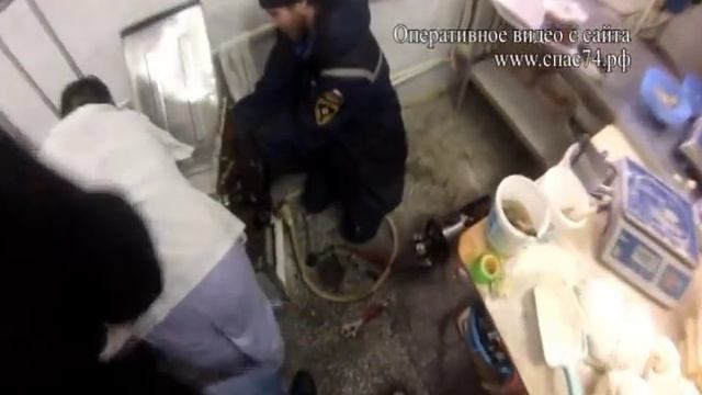 рука женщины угодила между валами смотреть онлайн