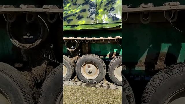 Большой Самодельный гусеничный вездеход покрасил в камуфляж ный цвет.